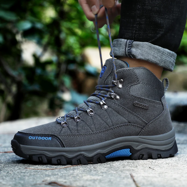 "Wandelschoenen heren, waterdicht en slipvast, robuust design in zwart-blauw; ideaal voor outdooractiviteiten."