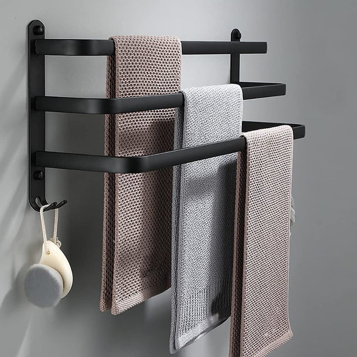 Moderne aluminium handdoekhouder en opbergrek, ideaal voor kleine badkamers.