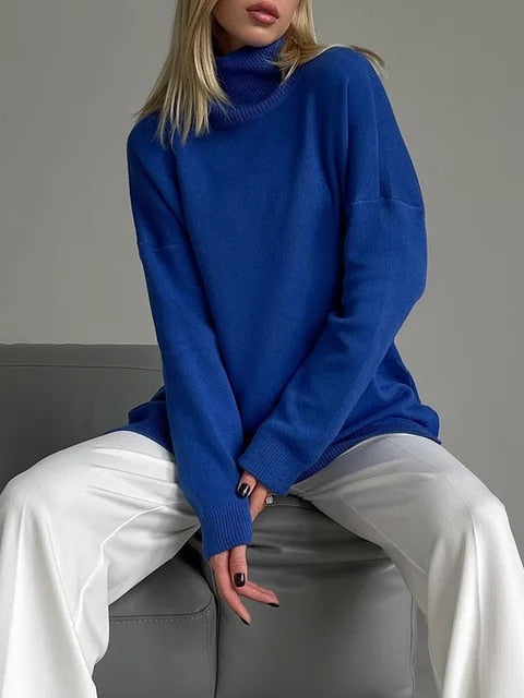 Warme damestrui met col en zijsplit. Oversized, gebreide stof biedt comfort en stijl voor wintermaanden.