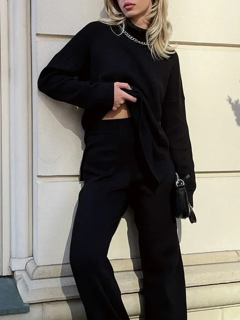 Warme damestrui met col en zijsplit. Oversized, gebreide stof biedt comfort en stijl voor wintermaanden.