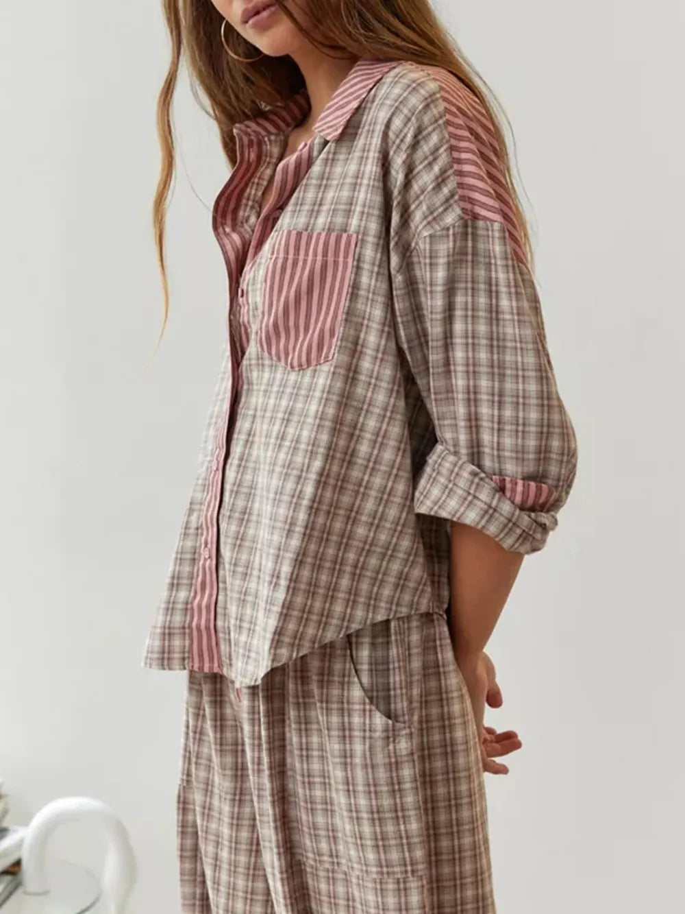 Ideale dames fleece pyjama set voor koude winteravonden, warme en comfortabele nachtkleding.