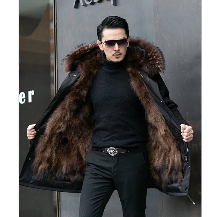 Man draagt stijlvolle warme heren parka jas, perfecte winterjas voor comfortabele herenmode buitenkleding.