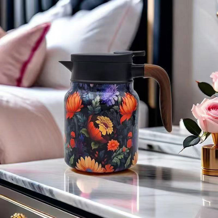 Een schenkende warmhoud theepot met theezeef, voor een heerlijk kopje verse thee.