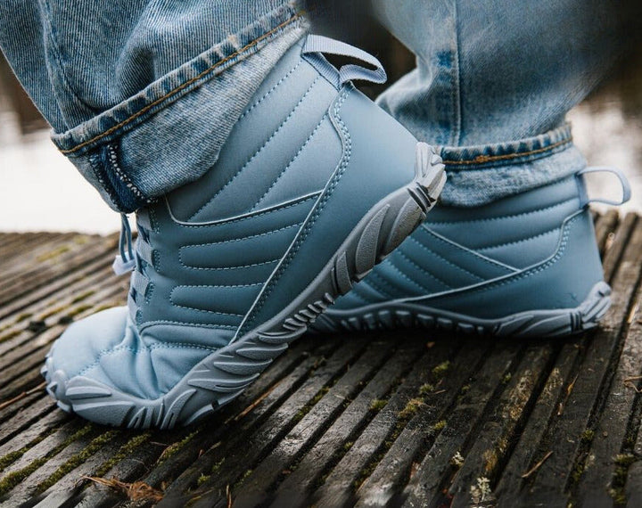 "Waterdichte ArcticBare Flex™ winter schoenen met antislip zool, ideale barefoot stijl in donkerblauwe en grijze tinten."