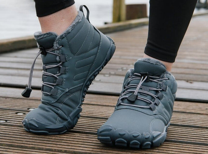 "Waterdichte ArcticBare Flex™ winter schoenen met antislip zool, ideale barefoot stijl in donkerblauwe en grijze tinten."