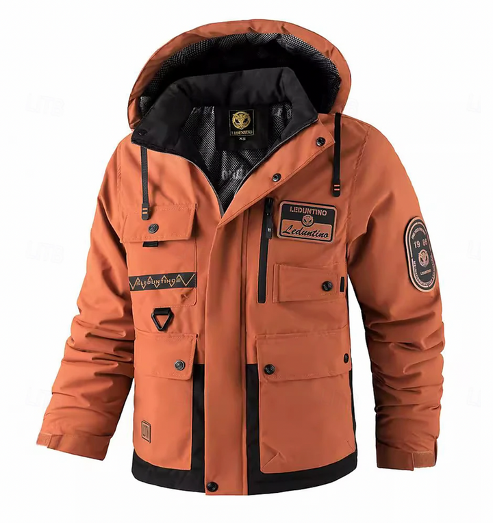 "Waterdichte herenparka met modern silhouet en details in marineblauw, ideaal voor casual en formele looks."