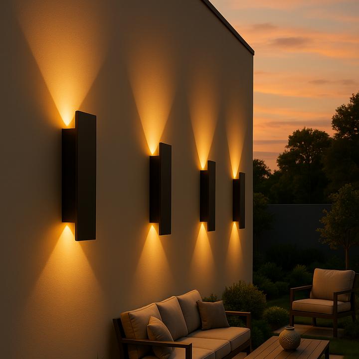 Weerbestendige, minimalistische LED wandlamp voor buiten, ideaal voor gevel of terrasverlichting met IP65-bescherming.