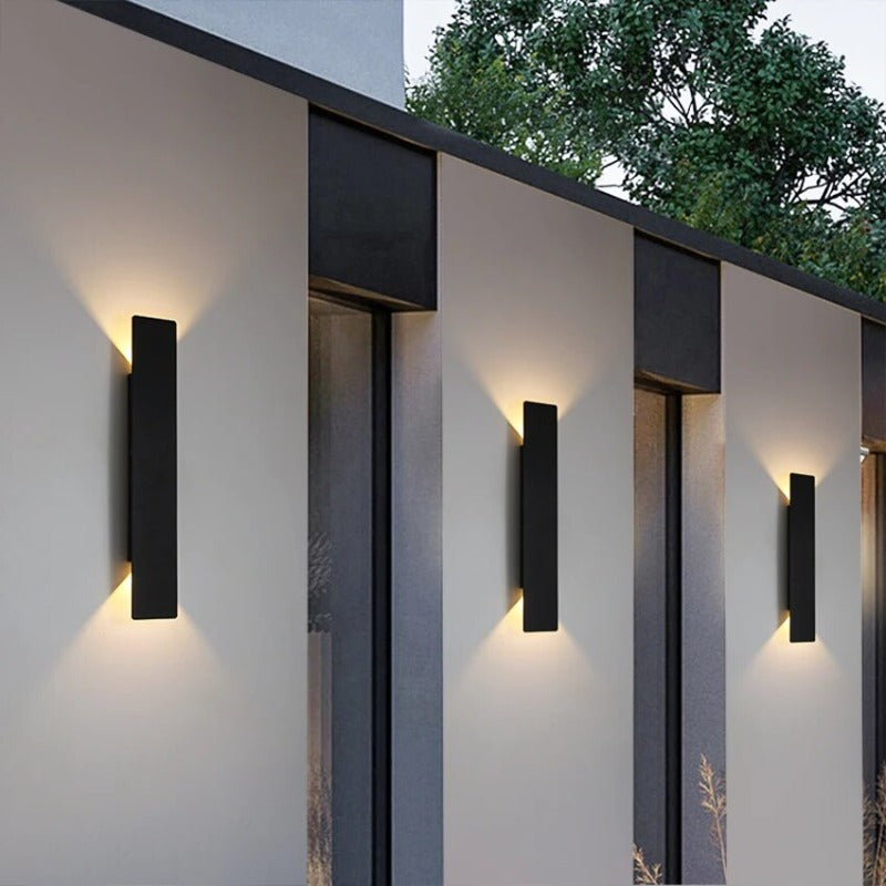 Weerbestendige, minimalistische LED wandlamp voor buiten, ideaal voor gevel of terrasverlichting met IP65-bescherming.