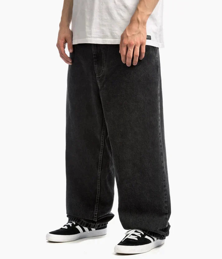 "Wijdvallende donkerblauwe heren jeans in oversize skaterstijl, ideaal voor dagelijks comfort en een trendy uitstraling."