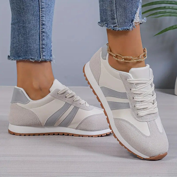 Dames orthopedische sneakers in marineblauw met vetersluiting, bieden dagelijks comfort en voetondersteuning.