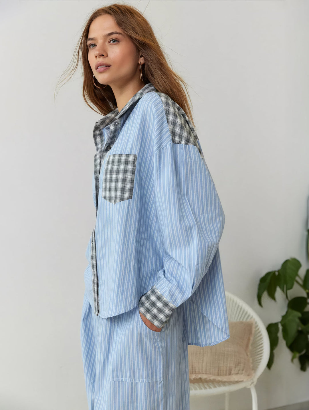 "Winterklaar dames pyjama set, vintage look, loszittend design, warme blauwe stof, comfortabel en stijlvol voor koude nachten