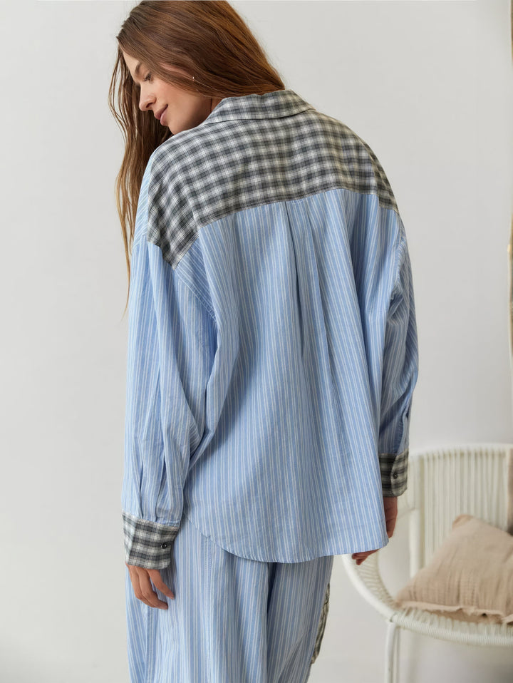 "Winterklaar dames pyjama set, vintage look, loszittend design, warme blauwe stof, comfortabel en stijlvol voor koude nachten