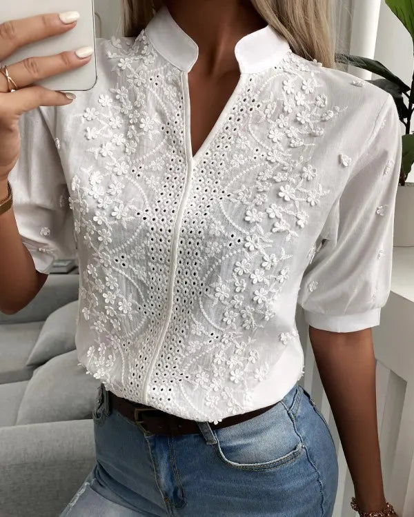 "Witte blouse met delicate kanten details en bloemenborduursels, elegante top voor dames, ideaal voor elk seizoen."
