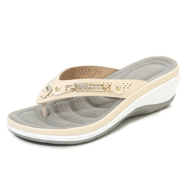 Beige dames orthopedische slippers, ontworpen met zachte zool en uitstekende voetondersteuning.