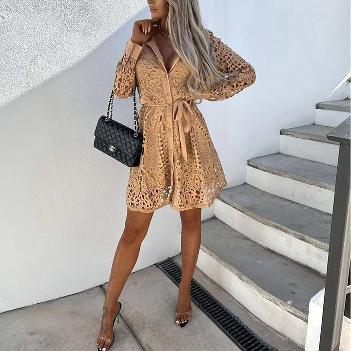 "Witte kanten midi shirtjurk met lange mouwen en tailleband, elegant en veelzijdig voor zowel informele als chique gelegenhed