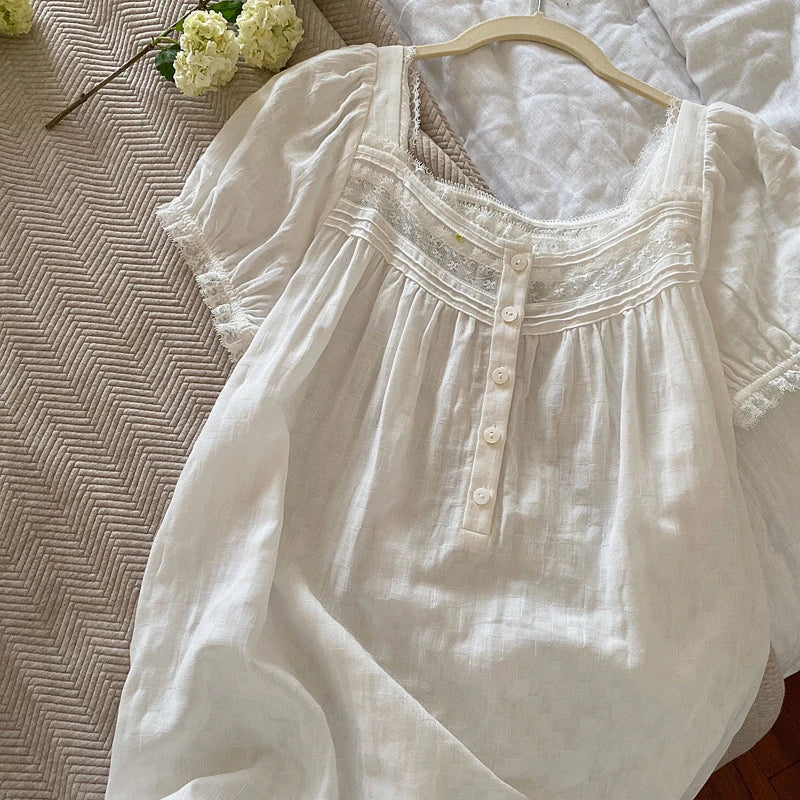 "Witte Victoriaanse nachthemd jurk met korte mouwen, lange elegante stijl, katoenen stof, romantische vintage uitstraling."