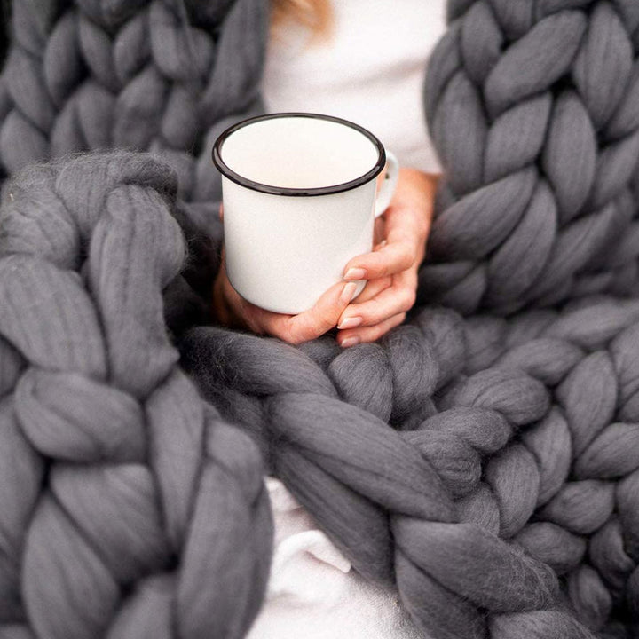 Creatief aan de slag met XXL chunky breigaren, 1000g LuxaWool, voor unieke, zachte kussens en plaids.