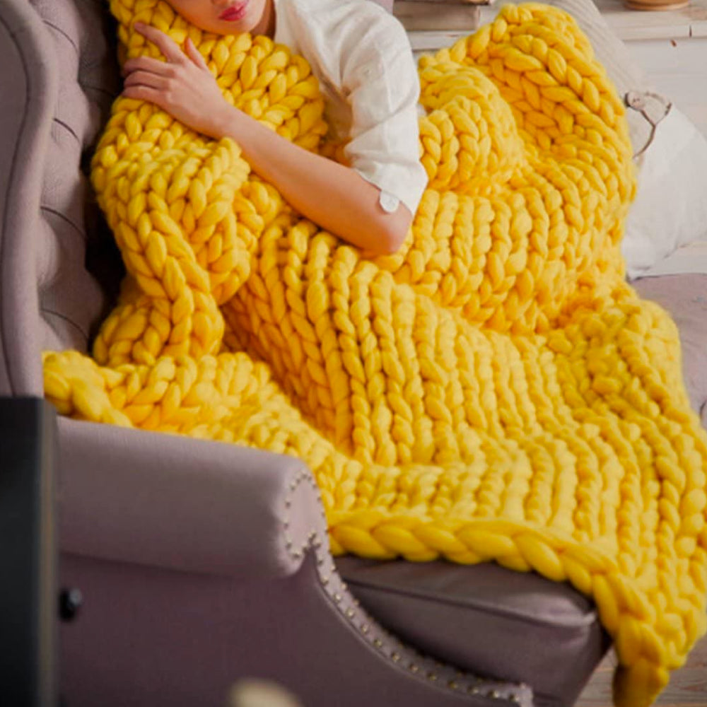 Warme, handgemaakte deken met 1000g XXL chunky breigaren LuxaWool, een must-have voor elke woonkamer.