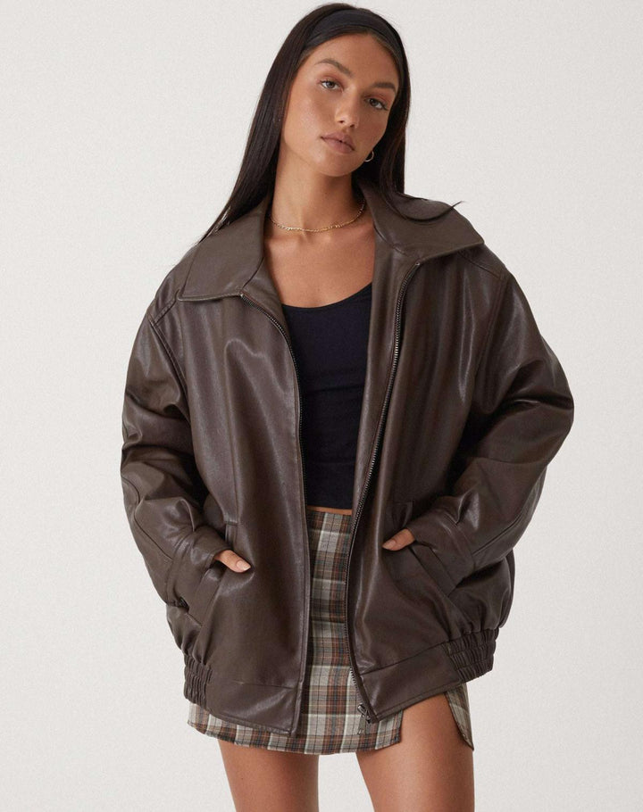 Zwarte oversized dames leerlook jasje van PU, perfect als stijlvolle tussenjas of casual mode item.