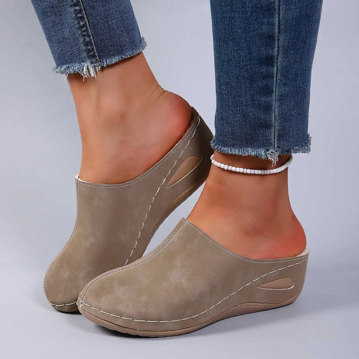 Orthopedische dames klompen met sleehak, instappers design en superieure voetsteun voor comfort.