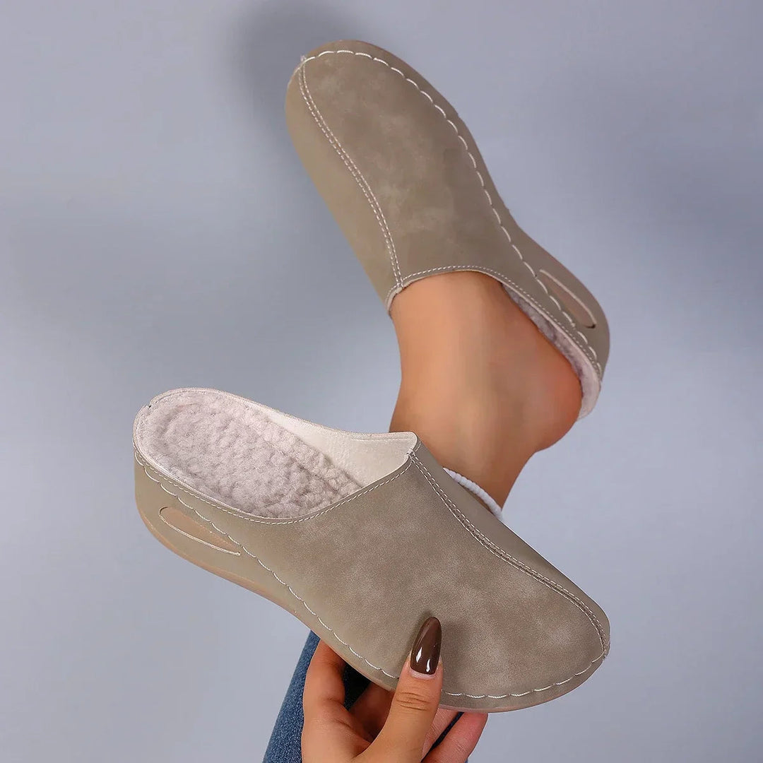 Stijlvolle dames sandalen met sleehak, orthopedische comfort en voetsteun, verkrijgbaar in blauw/zwart.