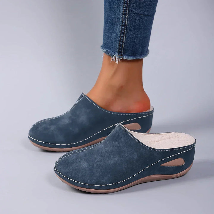 Zwarte dames instapklompen met orthopedische steun en sleehak, perfect als comfortabele sandalen.