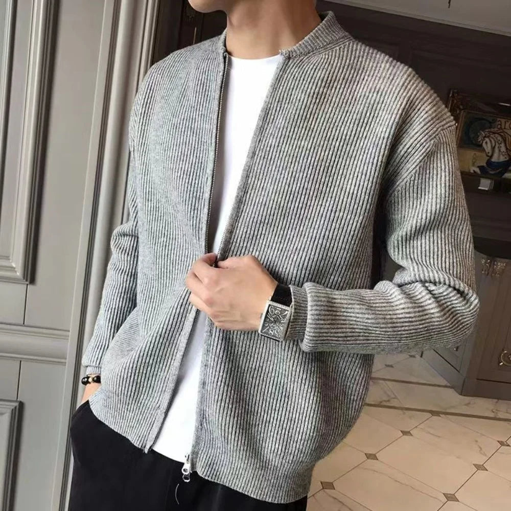 "Zacht, gebreid herenvest met rits, effen design. Ideaal voor koude dagen, biedt stijl en comfort. Losse pasvorm."