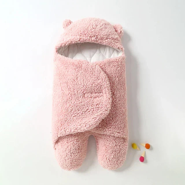"Zachte baby wikkel deken in pasteltinten, houdt je baby warm en knus in de winter, gemaakt van huidvriendelijk materiaal."
