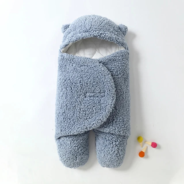"Zachte baby wikkel deken in pasteltinten, houdt je baby warm en knus in de winter, gemaakt van huidvriendelijk materiaal."