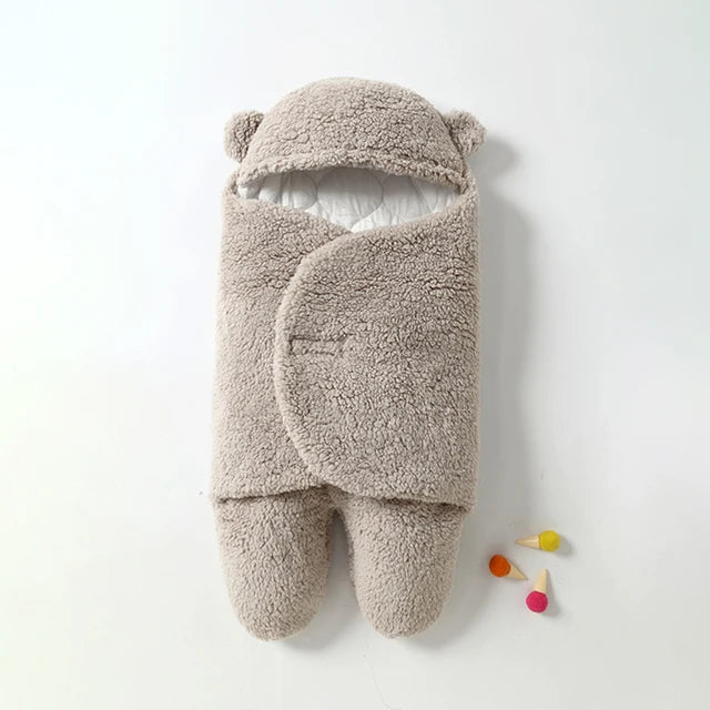 "Zachte baby wikkel deken in pasteltinten, houdt je baby warm en knus in de winter, gemaakt van huidvriendelijk materiaal."