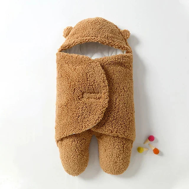 "Zachte baby wikkel deken in pasteltinten, houdt je baby warm en knus in de winter, gemaakt van huidvriendelijk materiaal."