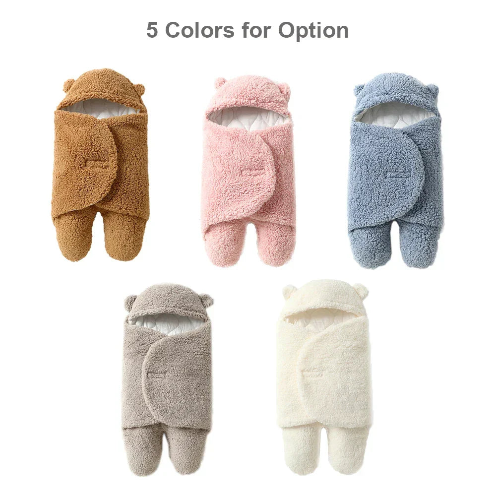 "Zachte baby wikkel deken in pasteltinten, houdt je baby warm en knus in de winter, gemaakt van huidvriendelijk materiaal."