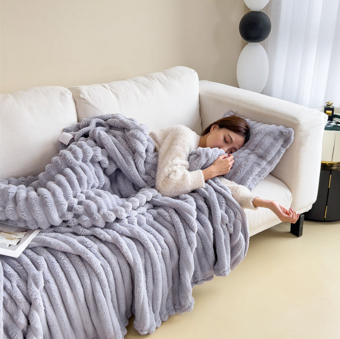 Warmtegevende fleecedeken, ideaal voor koude winteravonden of herfstochtenden; comfortabel en knus op de bank.