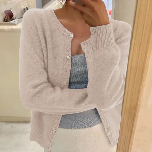 "Zachte gebreide cardigan met knoopsluiting, ronde hals en lichte pasvorm, verkrijgbaar in meerdere kleuren, elegant en warm.