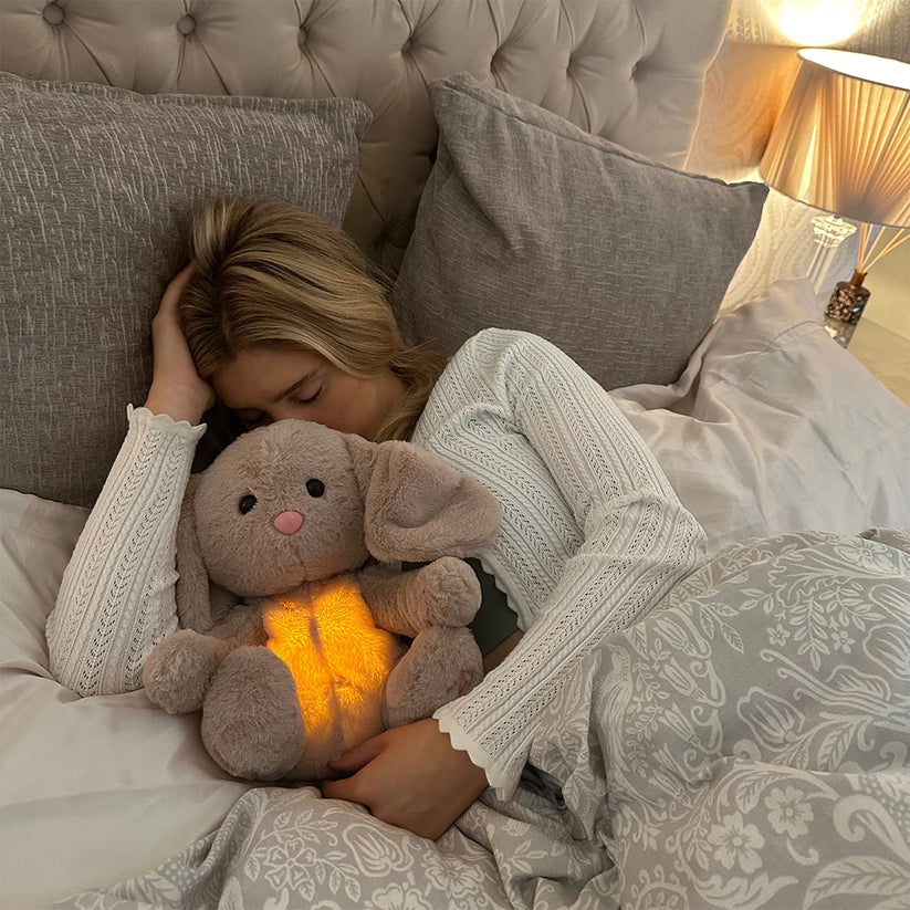 "Zachte knuffel met ingebouwd nachtlampje en geluiden in pastelkleuren voor stressverlichting en ontspanning."