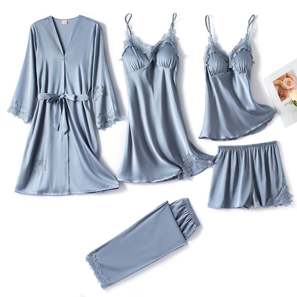 "Zijde pyjama set met V-hals, rugloos design en kantbloemen. Zijdezacht ademend satijn voor ultiem comfort en elegantie."