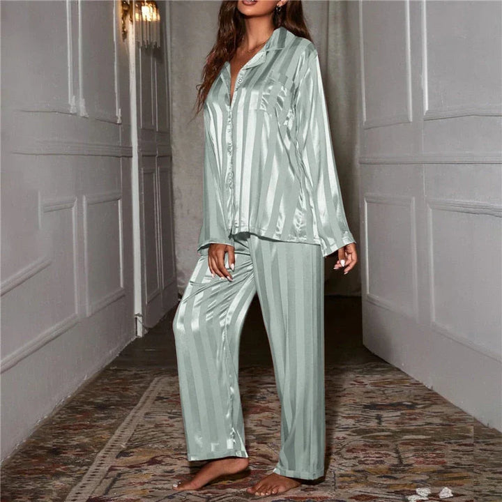 "Zijdezachte damespyjama luxe en comfortabel, elegante snit, matchende knopen, elastische tailleband, hoogwaardige stof."