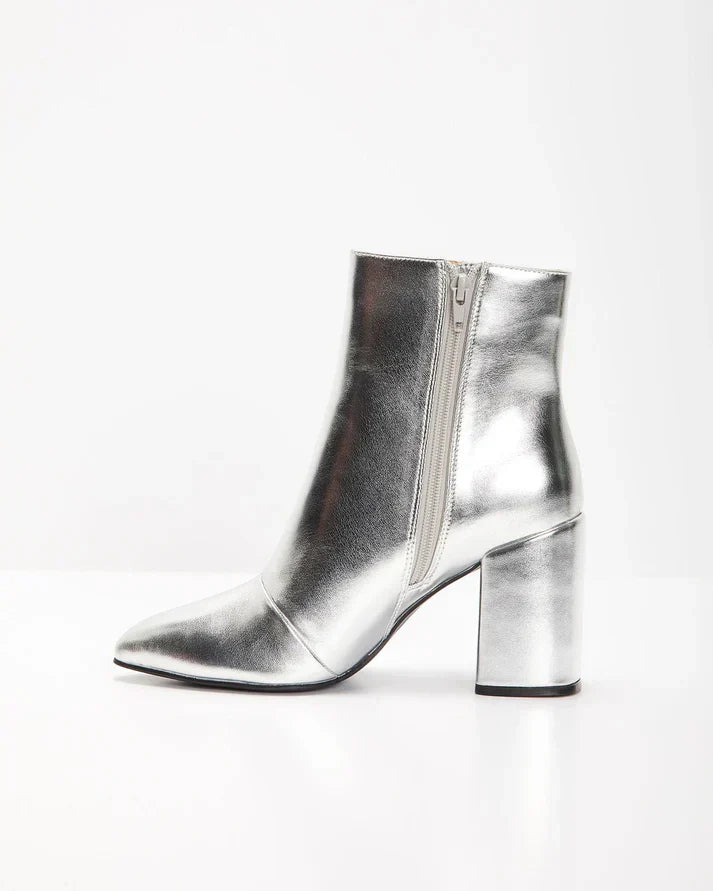Zilveren metallic enkellaars met glamour blokhak, puntige neus en ritssluiting. Verhoog je stijl met deze elegante laarsjes.