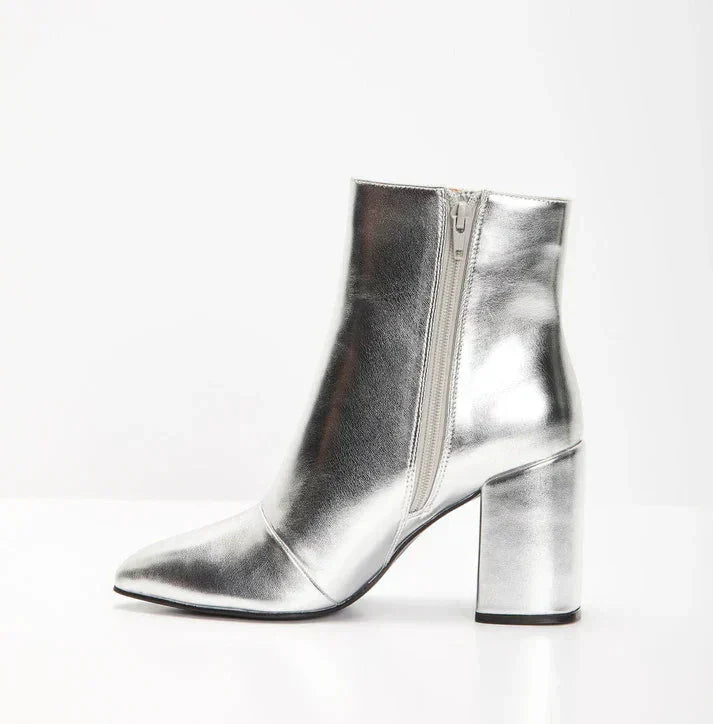 "Zilveren metallic enkellaarsjes dames, opvallend, modern, comfortabele pasvorm, enkellange pasvorm voor jeans of jurken."