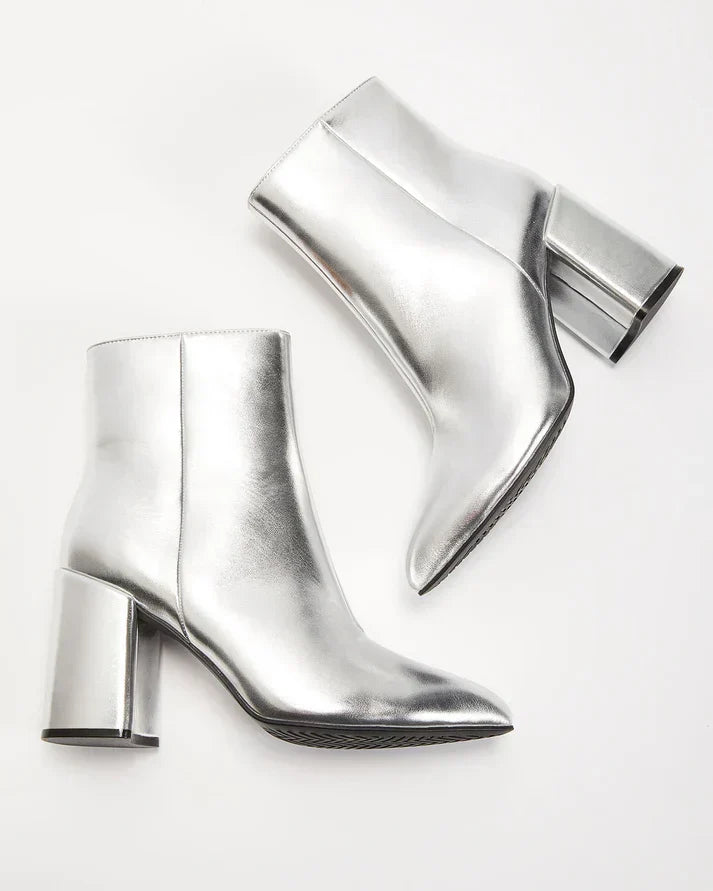 "Zilveren metallic enkellaarsjes dames, opvallend, modern, comfortabele pasvorm, enkellange pasvorm voor jeans of jurken."