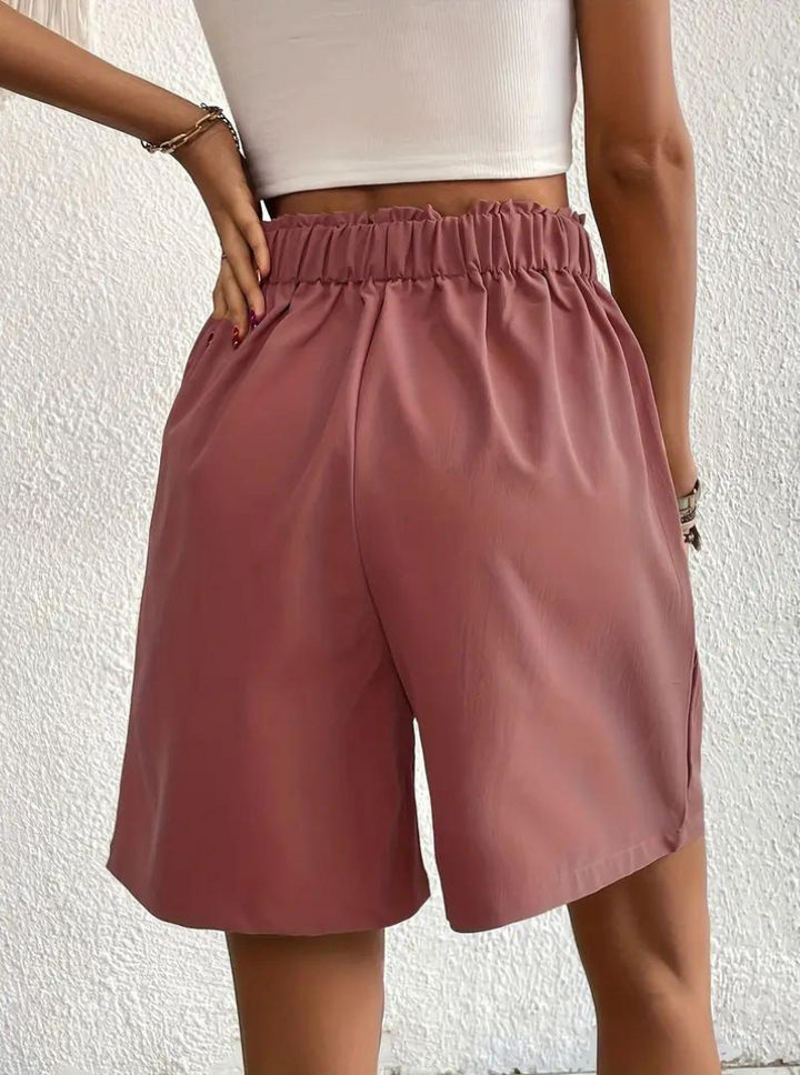 "Zomershort met plooien, hoge taille, zakken en luchtige pasvorm, ideaal voor elegante, comfortabele zomerse look."