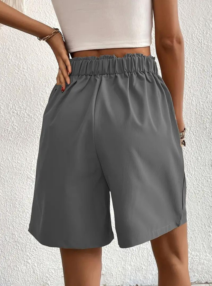 "Zomershort met plooien, hoge taille, zakken en luchtige pasvorm, ideaal voor elegante, comfortabele zomerse look."