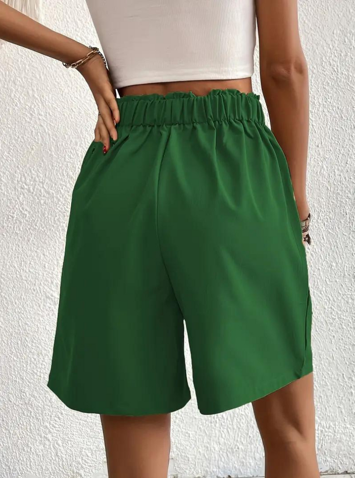 "Zomershort met plooien, hoge taille, zakken en luchtige pasvorm, ideaal voor elegante, comfortabele zomerse look."