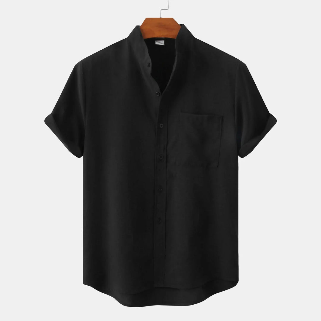 Zwart heren casual shirt met korte mouw, opstaande kraag en borstzakje. Stijlvol en comfortabel voor elke dag.