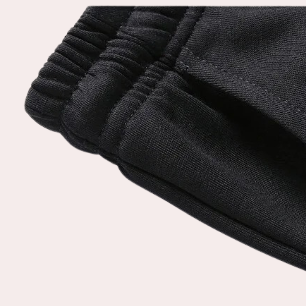 "Zwart heren trainingspak met jas, opstaande kraag en elastische tailleband voor ultiem comfort en stijlvol design."