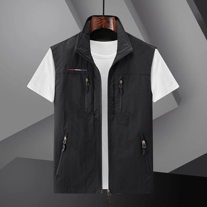 "Zwart multi-pocket sneldrogend outdoor vest voor mannen, ademend met verstelbare pasvorm, geschikt voor avonturen."