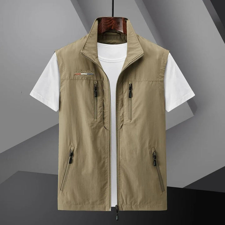 "Zwart multi-pocket sneldrogend outdoor vest voor mannen, ademend met verstelbare pasvorm, geschikt voor avonturen."