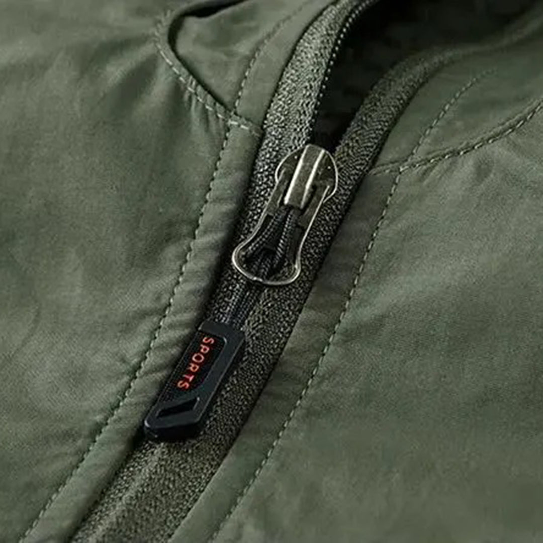 "Zwart multi-pocket sneldrogend outdoor vest voor mannen, ademend met verstelbare pasvorm, geschikt voor avonturen."