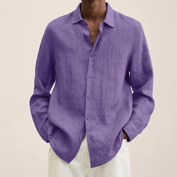 Model toont de losse, relaxte pasvorm van dit oversized herenoverhemd in zijprofiel.