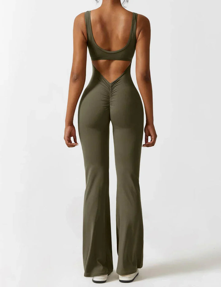 Koffiekleurige dames flared jumpsuit, modieus en met subtiel shaping effect.